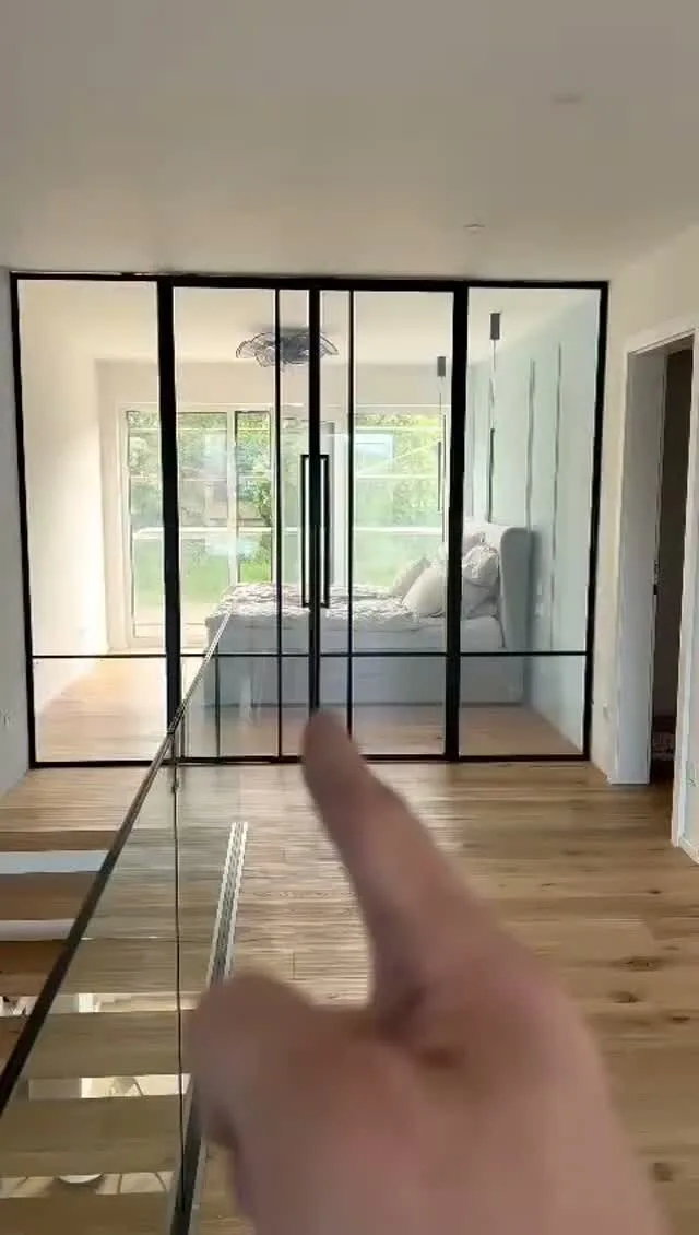 Aktywna tafla jako część lekkiej balustrady.