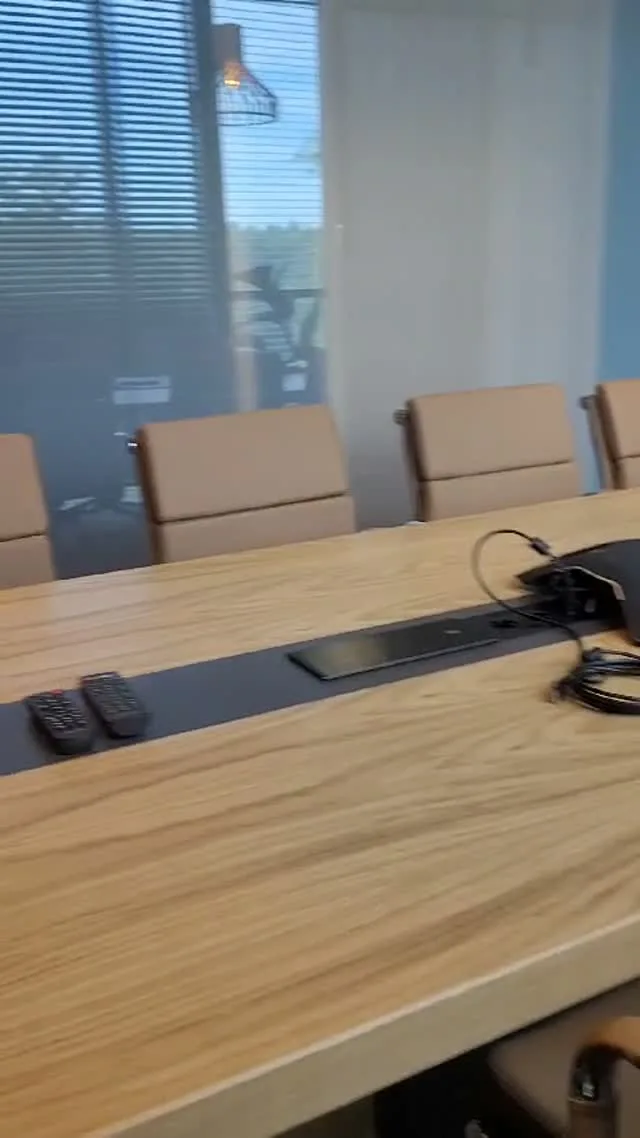 Sala otwarta na co dzień, prywatna podczas spotkania.